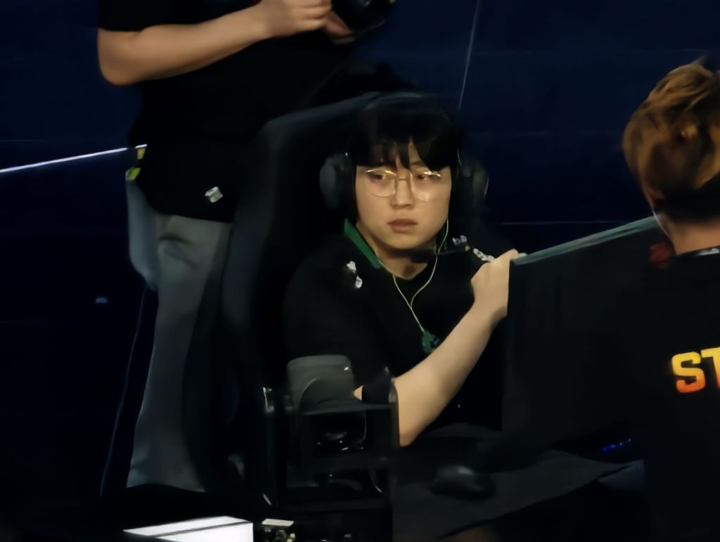 守望先锋五周年庆典：D.Va保时捷718 Cayman限量版皮肤亮相-多宝电竞